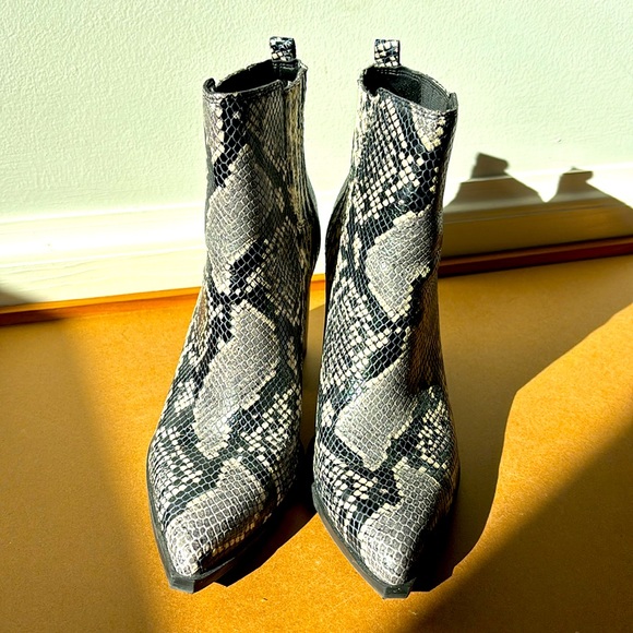 Snakeskin Marc Fisher ankle height boots (size 9M) - Picture 4 of 6